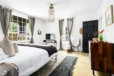 Image de Timeless Elegance Meets Boho Bliss | Luxury Duplex by Beltline & Downtown Atl