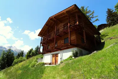 Image de Extérieur : Beau chalet confortable pour 6 à 8 personnes avec une vue splendide. Lumineux et spacieu