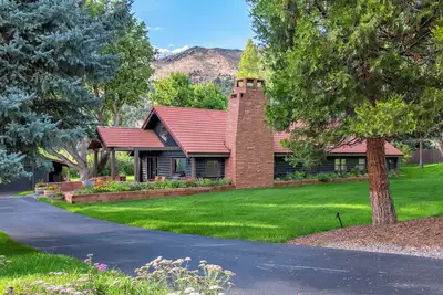 Image de Historic Log Cabin Lodge near downtown Basalt, easy walk to the 2 rivers