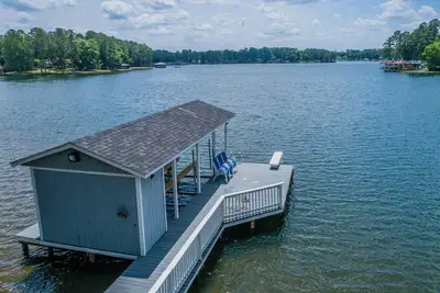 Image de Lake Front With Gorgeous Views & Spacious Backyard + Lots Of Amenities