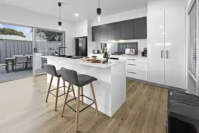 Image de Village Seaside Retreat - Modern, Walk to Beach