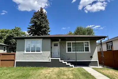 Image de Cozy 3-Bedroom Main Floor in Prime Location *Close to 17th Ave & Marda Loop*