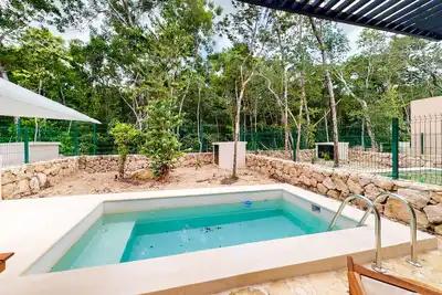 Image de Gorgeous townhome with private plunge pool, on-site pool, & Patio