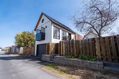 Image de Walkable Oasis • Close to Beach, Arena & Eateries