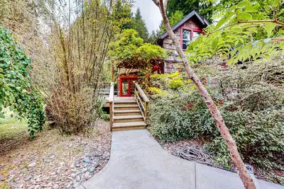 Image de Serene home with a game room, firepit, & grill