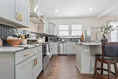 Image de Modern Gem | 2 Homes Rental, Sleeps 10, Large Groups!