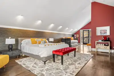 Image de 🌴 Games Room - Gym-  A/C - No Cleaning Fees - Hot Tub Beside Downtown 🌴