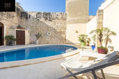 Image de A stunning, townhouse with magnificent pool area!