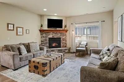 Image de Geary Getaway - Central Location, Private Hot Tub, Fenced Yard, Ac