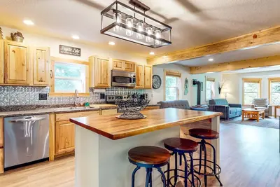 Image de Deer Pines-family friendly-remodeled in knotty pine-firepit in the backyard