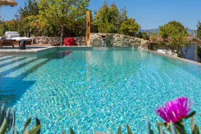 Image de Appartement dans une maison de vacances avec climatisation, piscine, bain à remous, Wifi, Tv