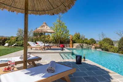 Image de Appartement dans une maison de vacances avec piscine, climatisation, Wifi, bain Ă remous, Tv, patio
