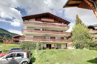 Image de Un séjour avec coin à manger et cheminée, une cuisine avec lave-vaisselle et une machine à café Nesp