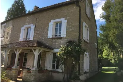 Image de Grande maison dans un charmant village. Route impressionniste