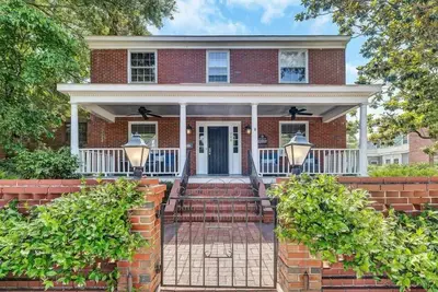 Ebert-Artis Cottage - Heart of Downtown