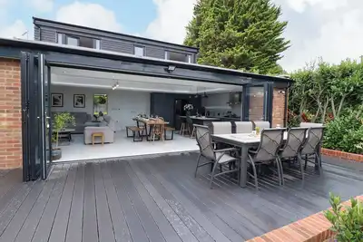 Kite View Cottage, pet friendly, with a garden in Holmer Green