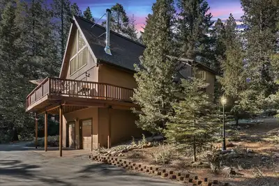 Image de Hike, Ski & Unwind: Cabin w/ Hot Tub in Pioneer!