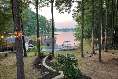 Image de Looking Forward To The Lake?! Renovated Waterfront Home in Private Cove