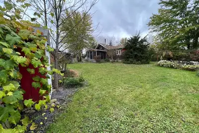 Image de Take it easy at this unique and tranquil country cottage.