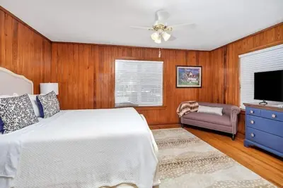 Image de Come Stay at the Port City Cottage!