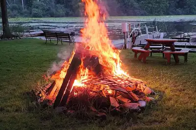 Image de Lakefront Bliss: Your Ultimate Vacation Haven Surrounded by Nature