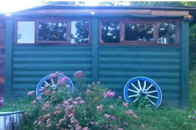 Image de A cute colourful Glamping cabin with a bohemian theme.