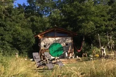 Image de Unique offgrid forest cabin, hand built using recycled materials.