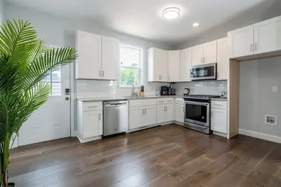 Image de Urban Serenity: Mid-Term Haven in Downtown Durham