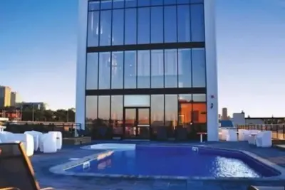 Image de Stunning Urban Loft-Great Amenities & Rooftop Pool\n