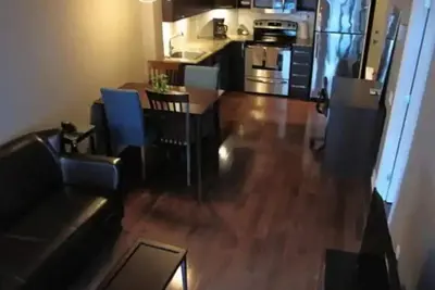 Image de Chic Luxury Downtown Condo with Pool & Garage! \n