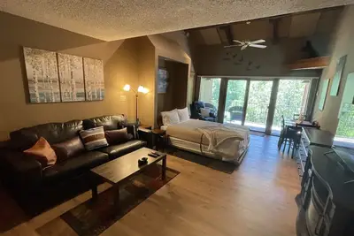 Image de Skiers! ! ! Studio Condo close to Pergatory.