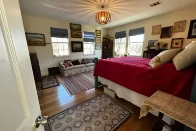 Image de Fun House in Soco - Austin Original - Pet Friendly, Huge Primary Bed/Bath!