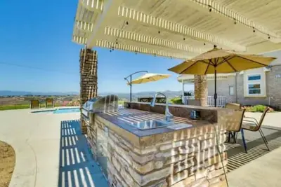 Image de Picturesque mountain views in Avocado Country