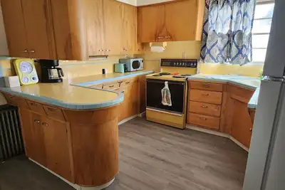 Image de Downstairs apt, 2 beds, 3/4 bath, kitchen, washer/dryer. Walk to restaurants.