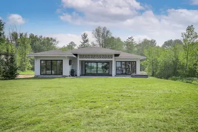 Image de New Luxury Cottage on Lake Couchiching at the mouth of Lake Simcoe