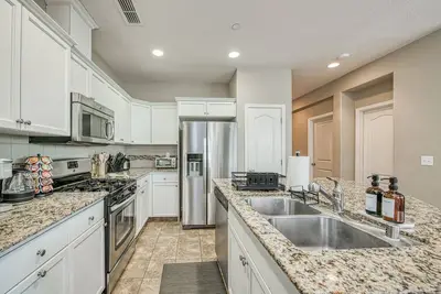 Image de Serene Home with Game Room and Workspace