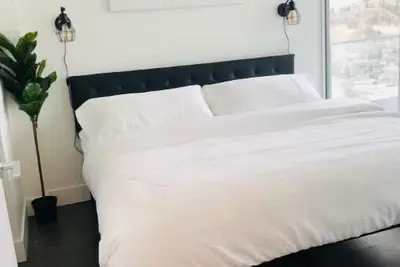 Image de Luxury condo with pool! Steps to beach/downtown! !