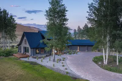 Image de The Rodeo Cabin on 5 Acres | Hot Tub, Peloton Bike, and Pet-Friendly!