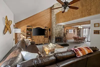 Image de Townhouse 2 miles from Mount Snow w/ Fireplace!