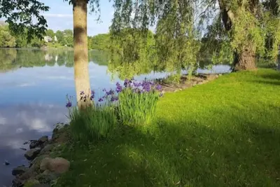 Image de White House on the Mill Pond - kayak/walk downtown