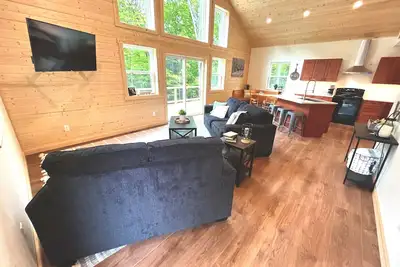 Image de Brand New Build on Private Lake! Starlink Internet!