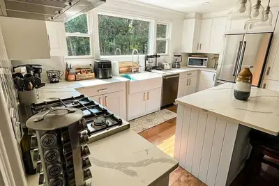 Image de Contemporary Cape Getaway: Perfect Beachside Vacation for 10!