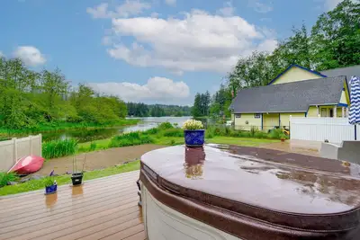 Image de Lakefront Bremerton Vacation Rental w/ Hot Tub!