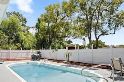 Image de Quiet heated pool home, 5 min to the beach!