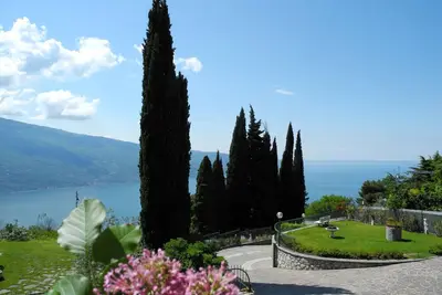 Image de Family-friendly. Großzüg. Apt. With 3 Bedrooms gr. Balconies Overlooking the Lake