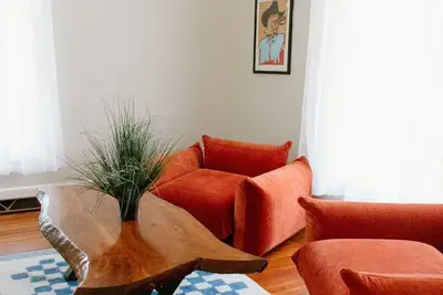 Image de Remodeled cottage with great outdoor space, close to everything - pet friendly!