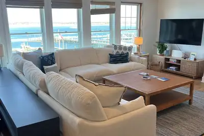 Image de Waterfront 2 bdrm, 2 bath Condo in the Heart of Jamestown