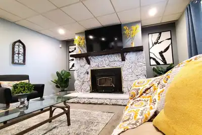 Image de Updated, Spacious, Fully Fenced Yard