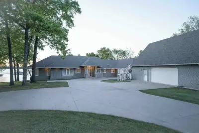 Image de Relaxing Lakefront property located on Beautiful Grand Lake of the Cherokees! !