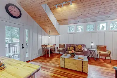 Image de Cozy ocean view home with balcony, well-equipped kitchen, & fireplace